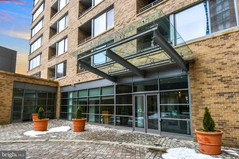 $2,400 | 2001 15th Street North, Unit 221, Arlington, VA 22201