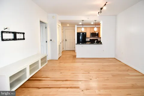 $2,400 | 2001 15th Street North, Unit 221, Arlington, VA 22201