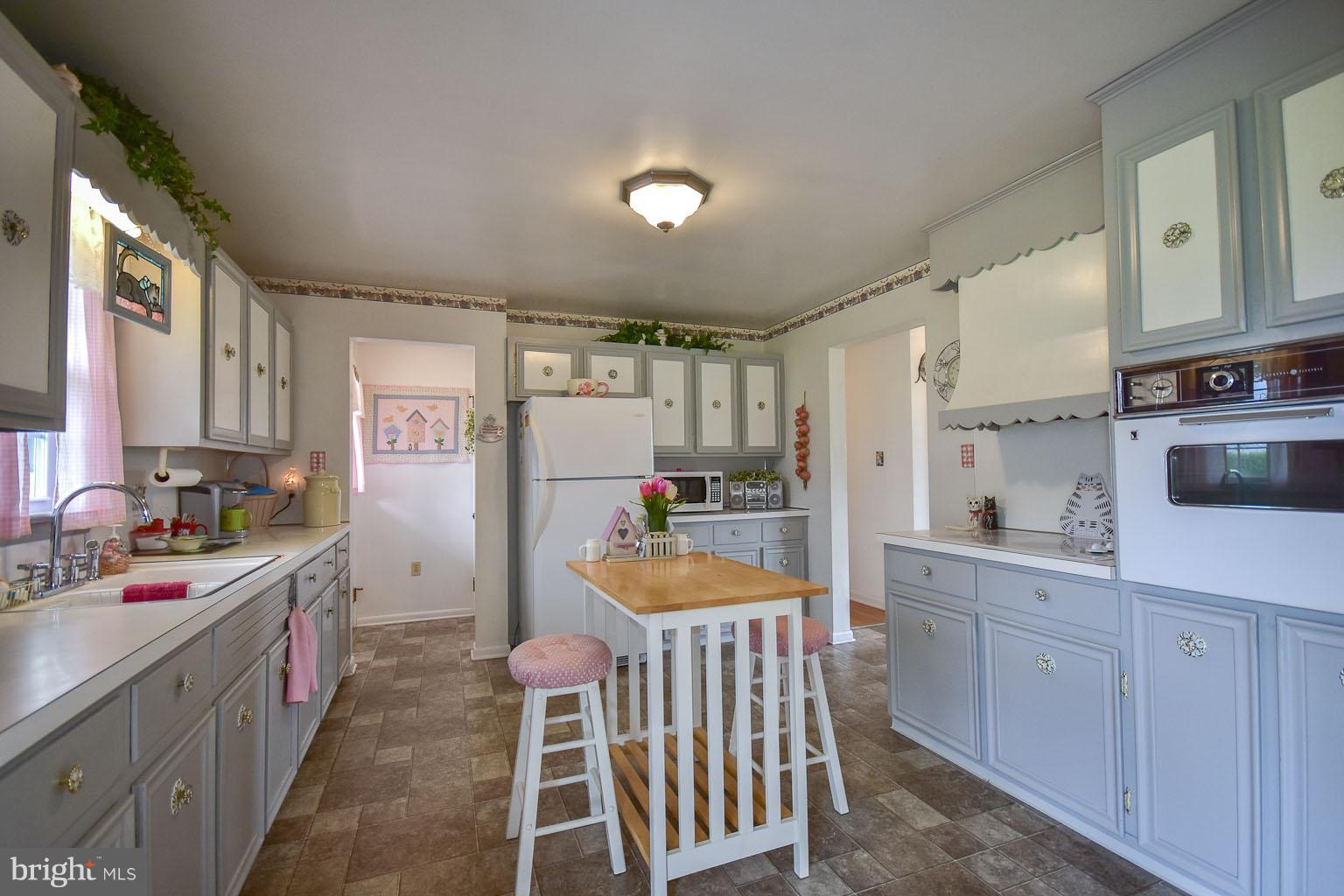 8099 Summit Point Road Charles Town, WV 25414 - Photo 4 of 26 Kitchen