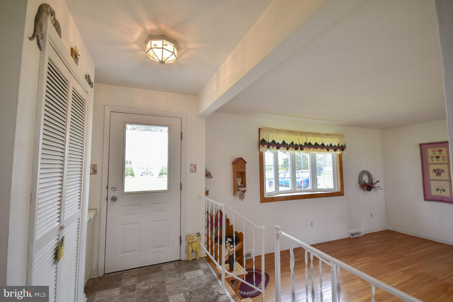 8099 Summit Point Road Charles Town, WV 25414 - Photo 6 of 26 Foyer / Entrance