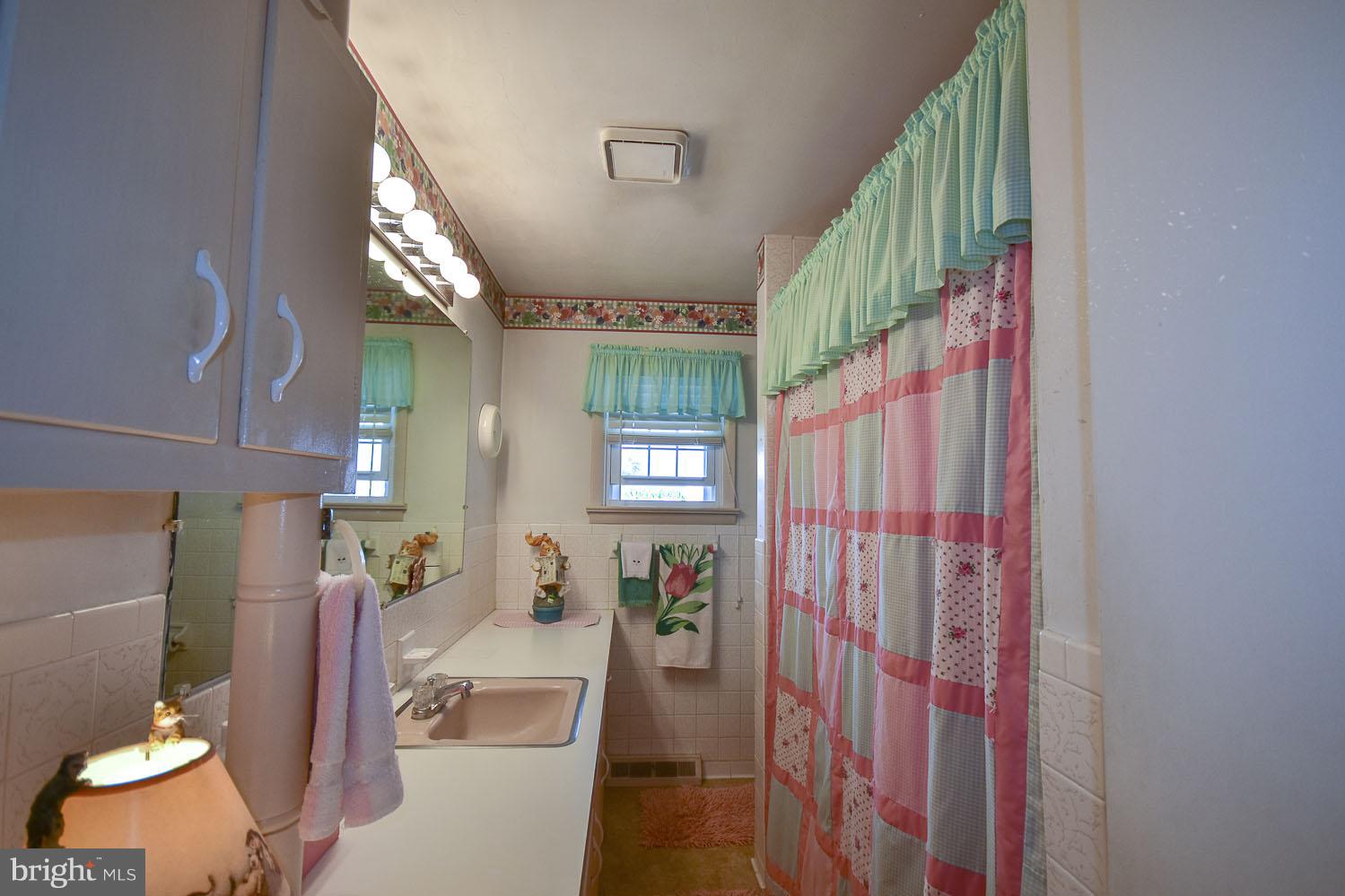 8099 Summit Point Road Charles Town, WV 25414 - Photo 8 of 26 Hall Full Bath