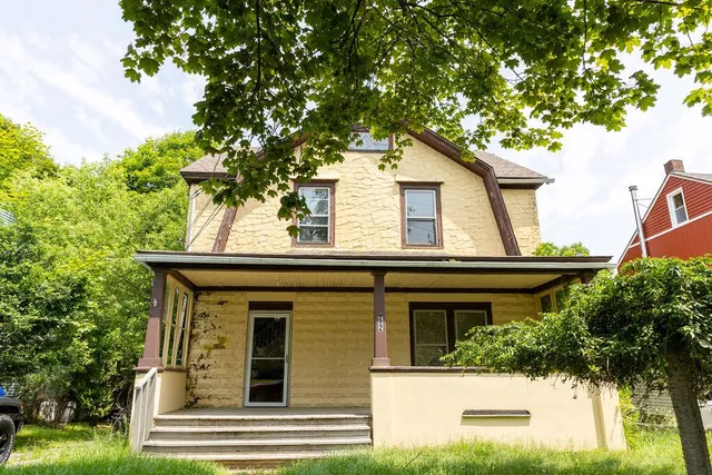 a view of a house with a yard