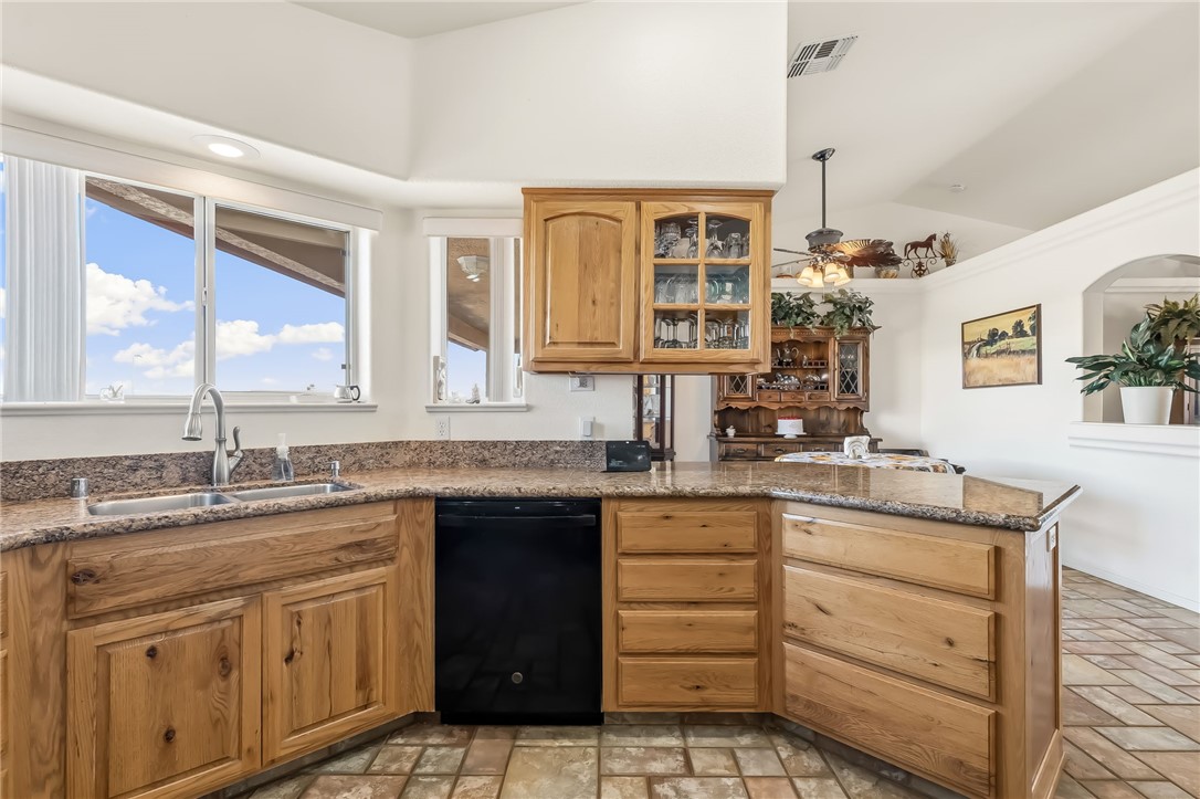 2205 East Cactus Wren Road Kingman, AZ 86409 - Photo 21 of 68 Kitchen