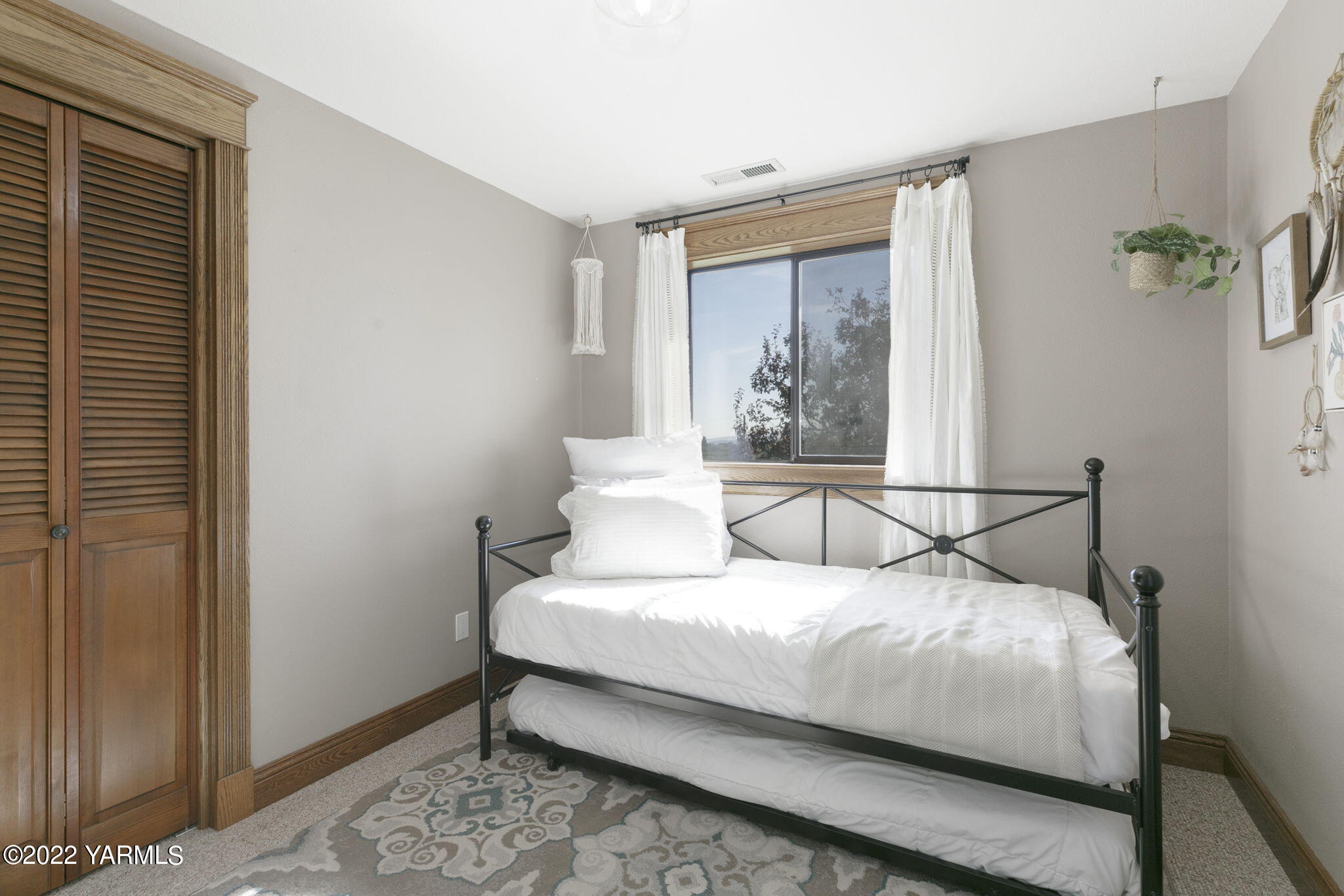 341 Section 1 Road Tieton, WA 98947 - Photo 22 of 44 a bedroom with a bed and a window