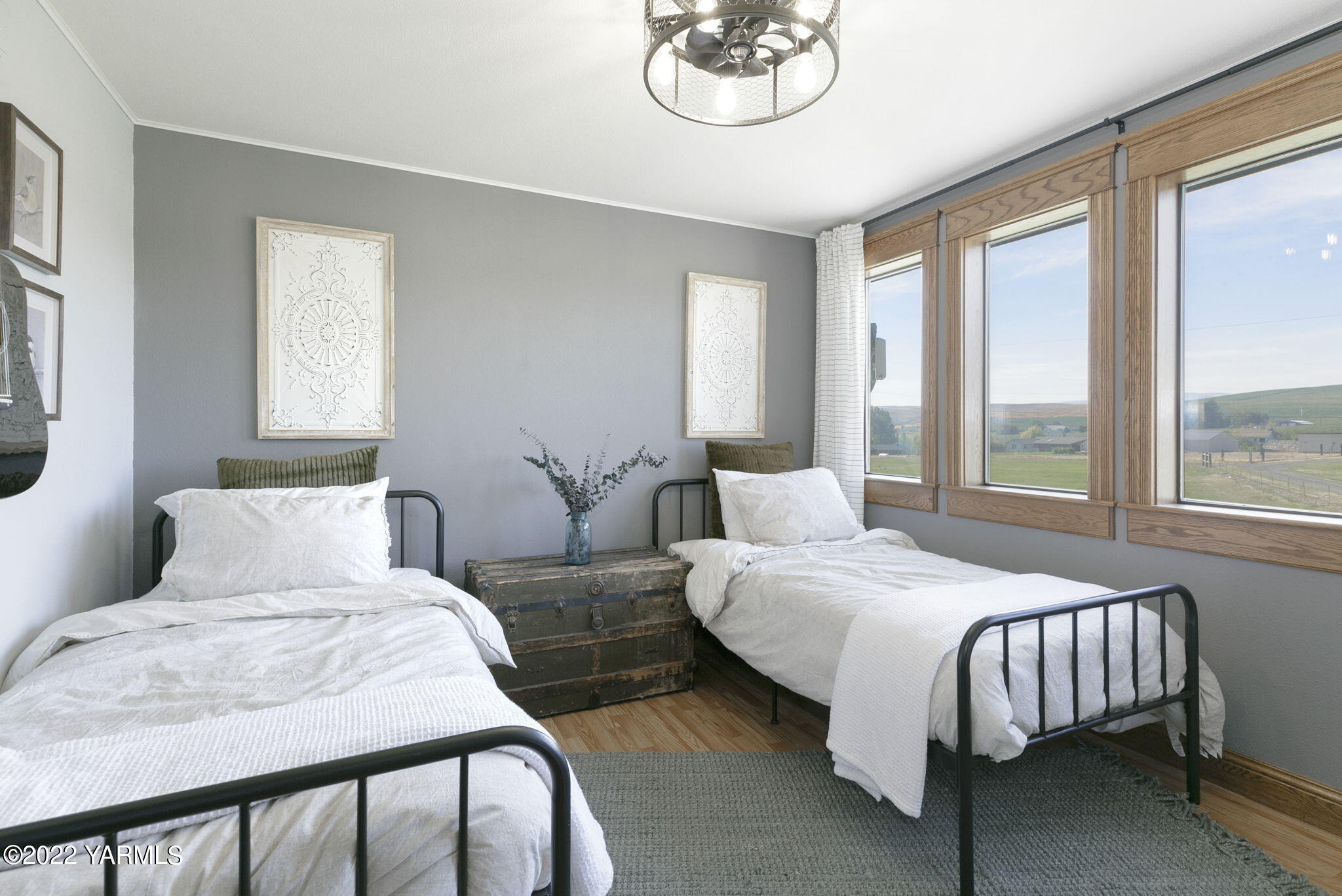 341 Section 1 Road Tieton, WA 98947 - Photo 23 of 44 a bedroom with a large bed and a window