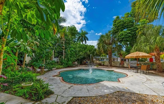 a view of a backyard