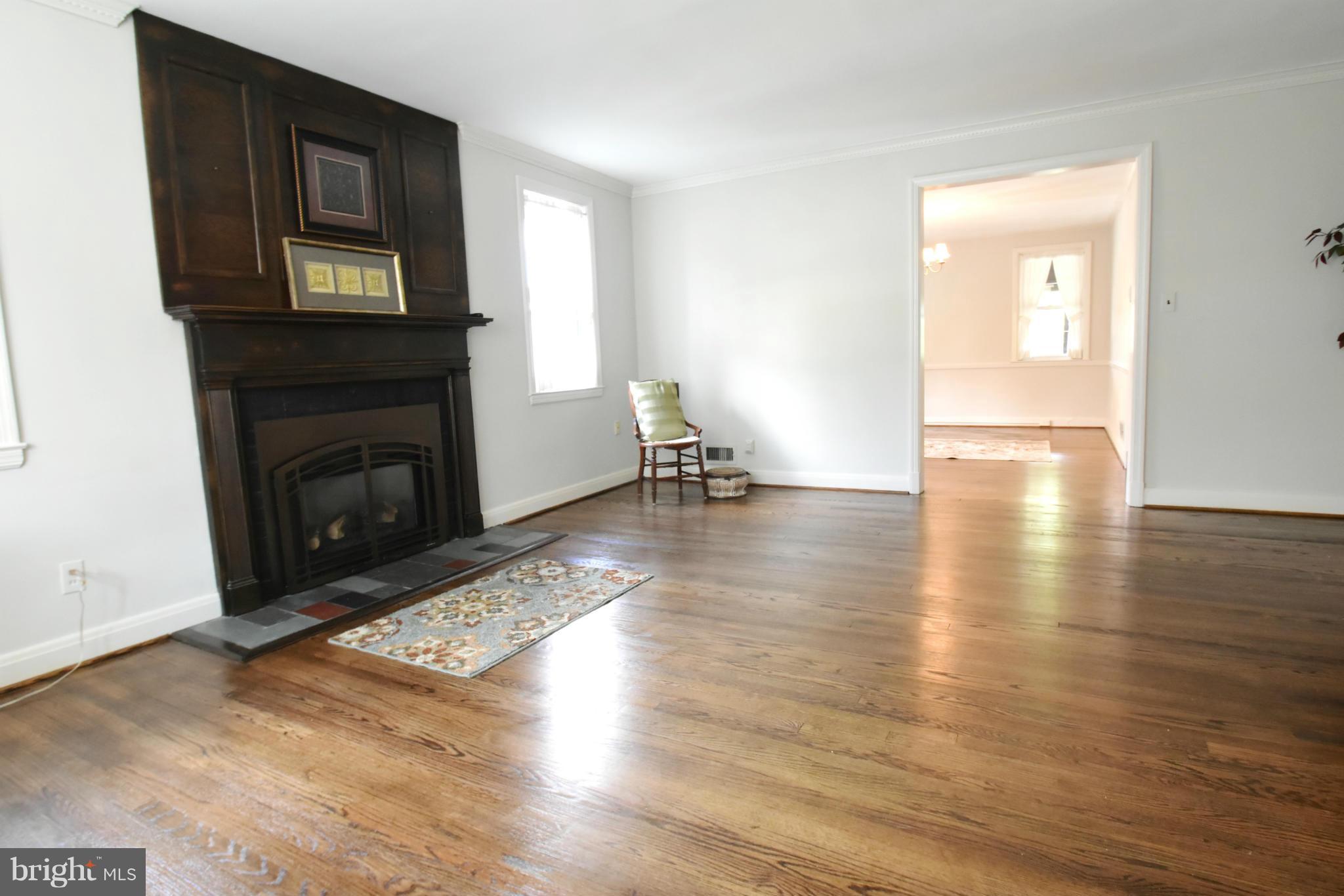 365 Whitfield Road Catonsville, MD 21228 - Photo 13 of 26 Gas F/P bay window, freshly painted
