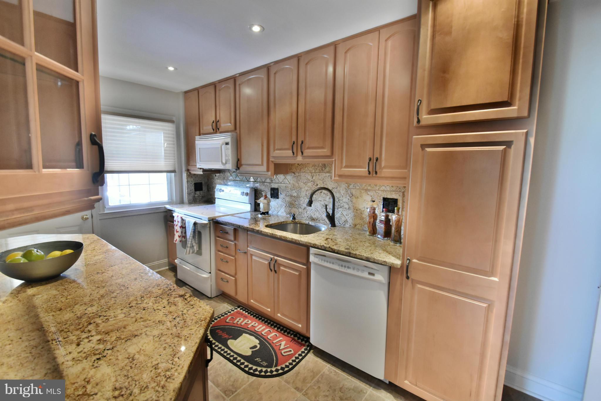 365 Whitfield Road Catonsville, MD 21228 - Photo 15 of 26 Glass front cabinets w/lighting-sliding shelves