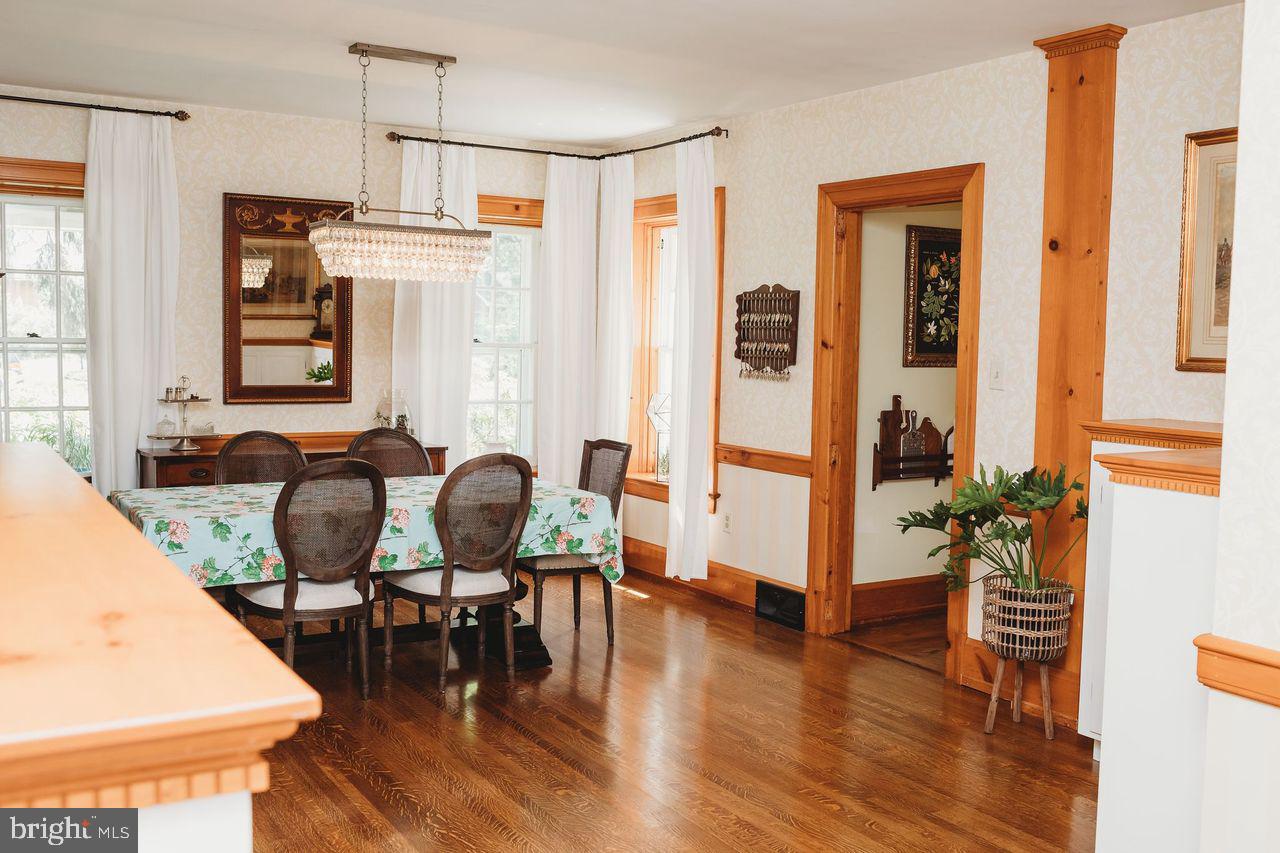 8 Eastern Boulevard York, PA 17402 - Photo 18 of 44 Quarter sawn oak floor (in foyer, dining/living)