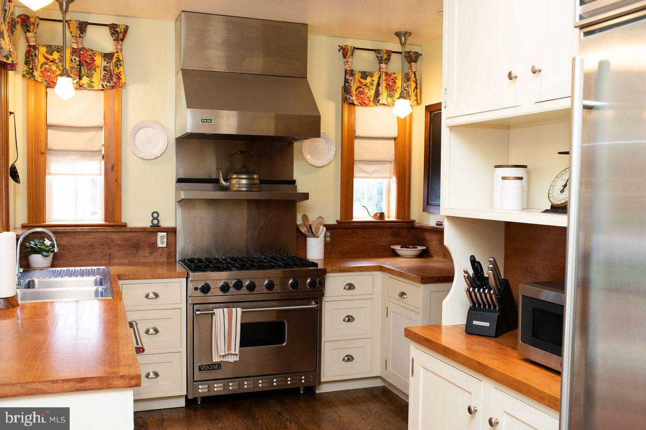 8 Eastern Boulevard York, PA 17402 - Photo 20 of 44 Gourmet Kitchen with many upgrades