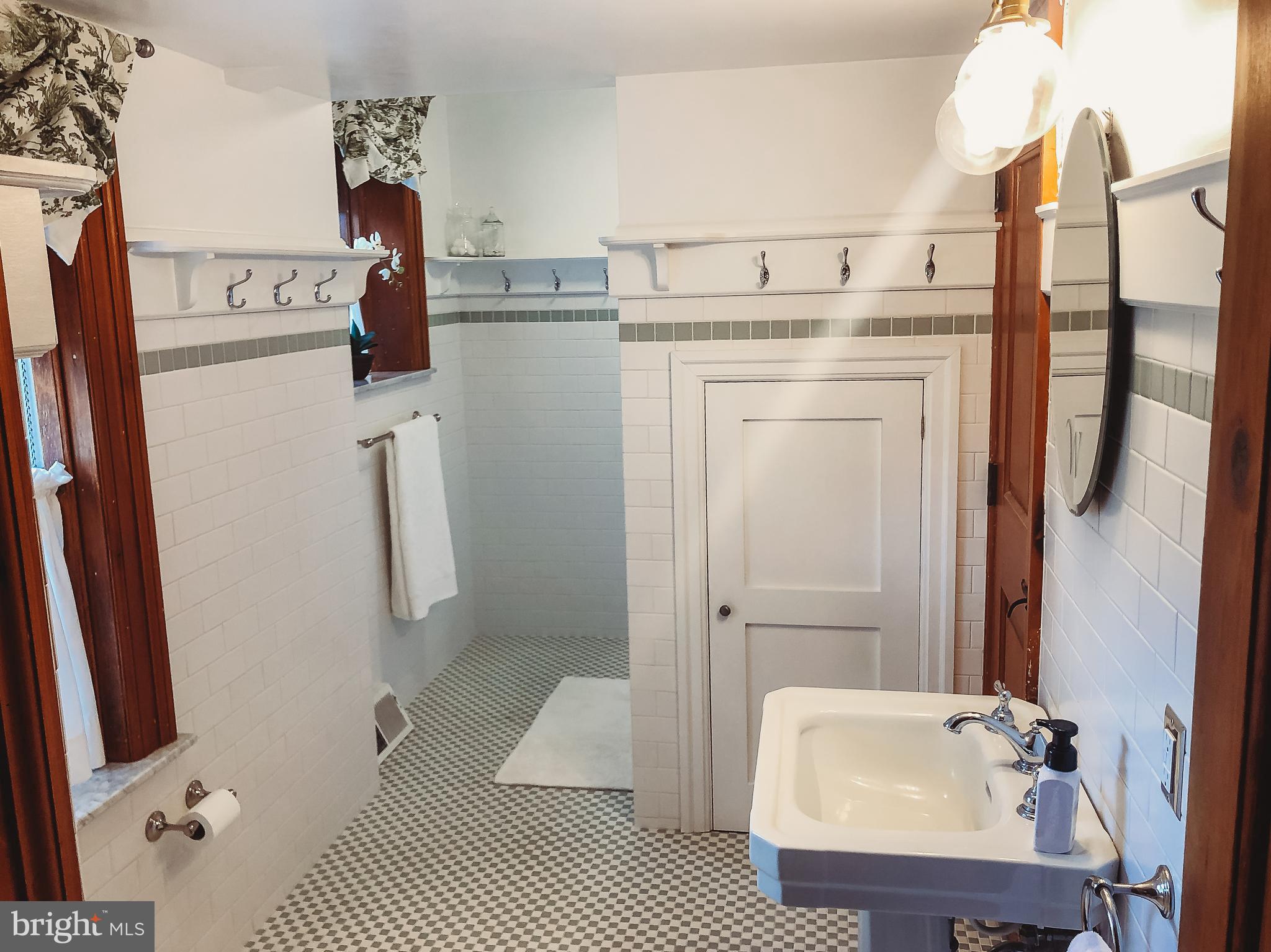 8 Eastern Boulevard York, PA 17402 - Photo 23 of 44 Full Tub/Shower, Sink & Toilet