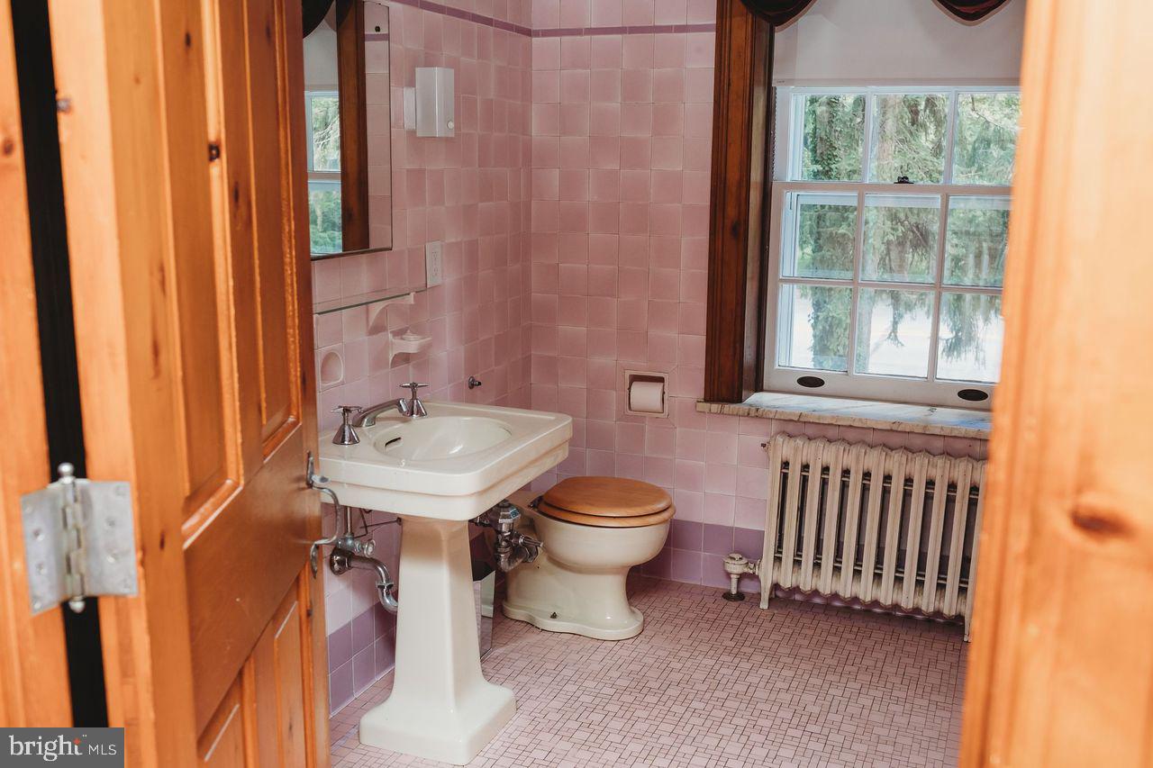 8 Eastern Boulevard York, PA 17402 - Photo 32 of 44 2nd Fl Full Bathroom