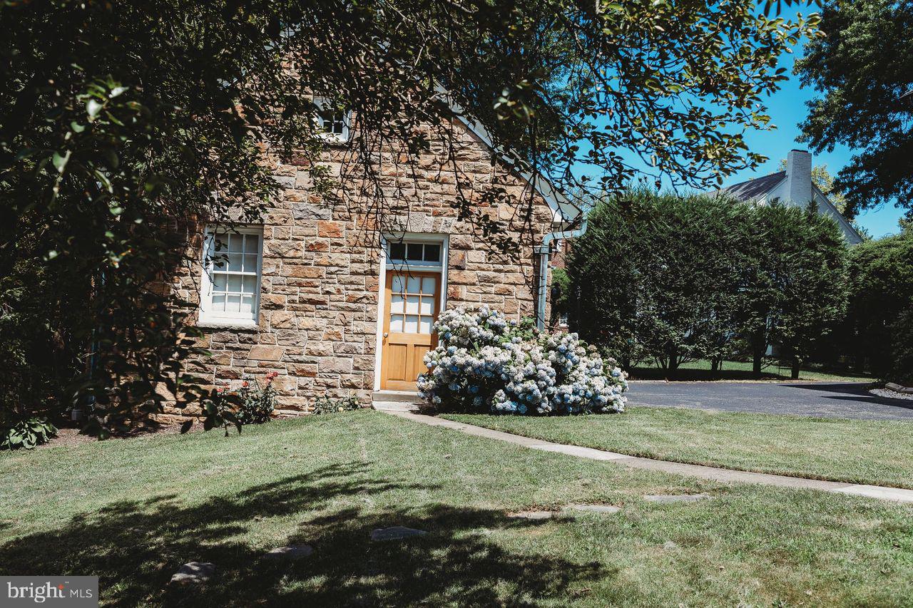 8 Eastern Boulevard York, PA 17402 - Photo 9 of 44 Side entrance to Garage