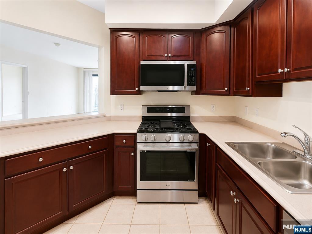 1-orient W Orient Way, Unit 305 Rutherford, NJ 07070 - Photo 8 of 48