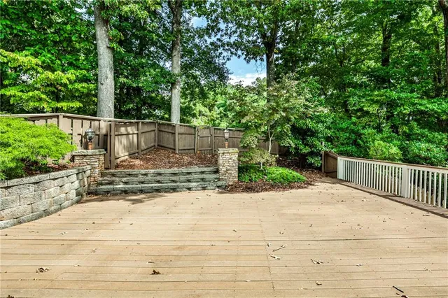 a view of a backyard