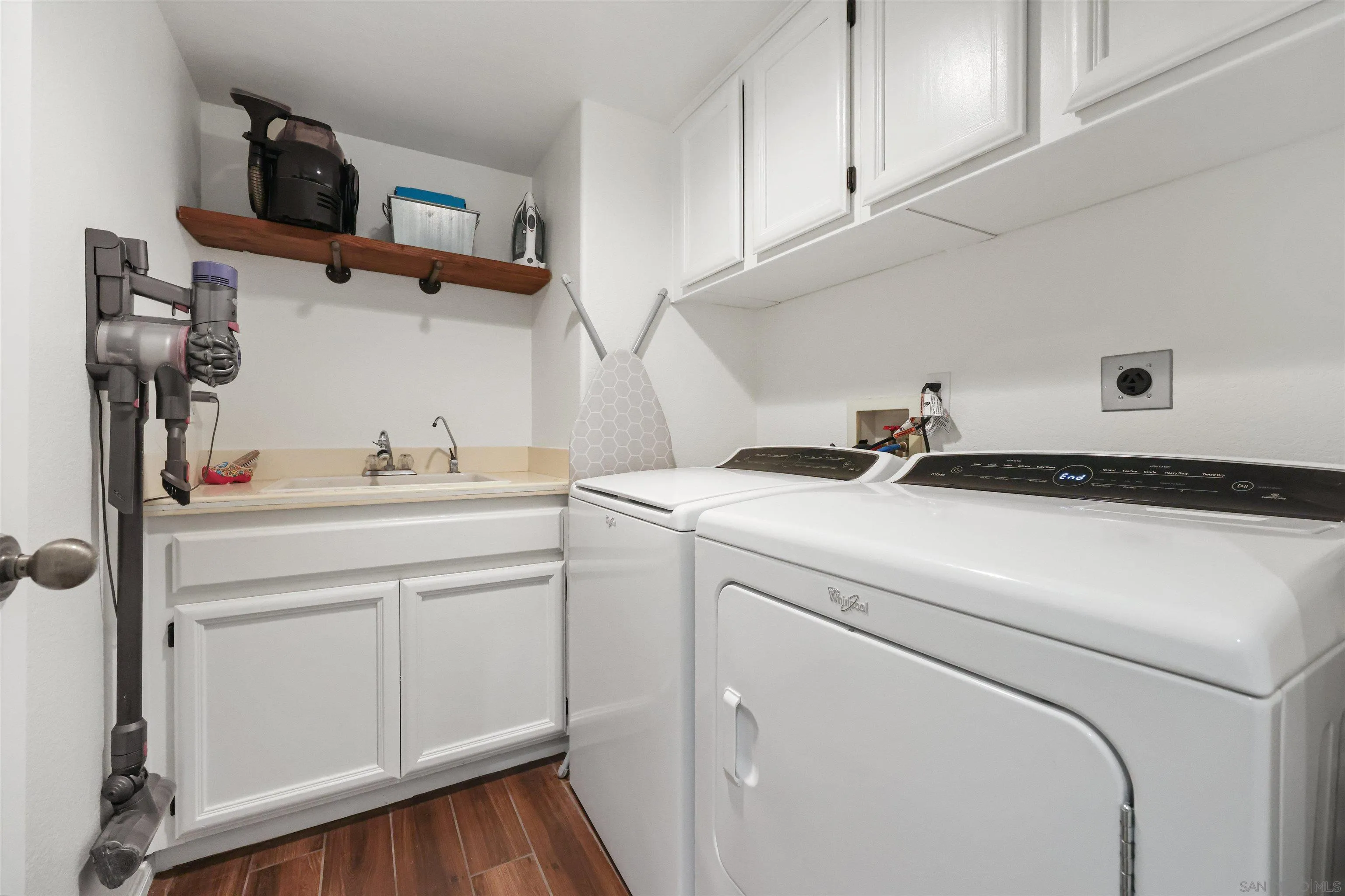 2457 Victoria Circle Alpine, CA 91901 - Photo 7 of 40 a utility room with dryer and washer