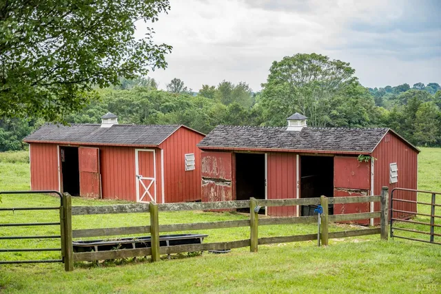 a view of house with outdoor seating space