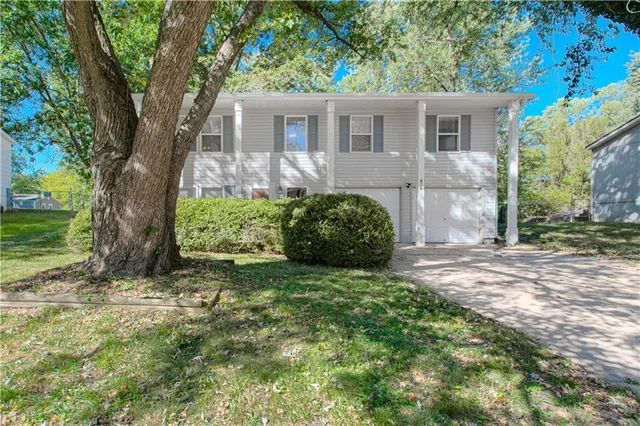 $270,000 | 404 Northeast Castle Drive, Lee's Summit, MO 64086