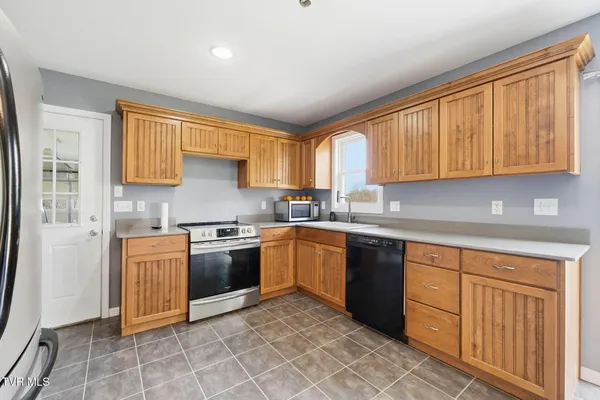 $558,000 | 419 Cove Creek Road, Roan Mountain, TN 37687