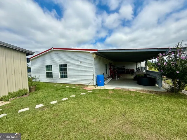 a view of a house with backyard and porch