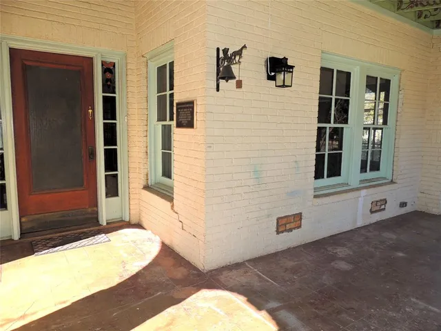 a view of an entryway of the house