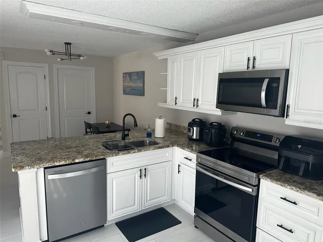 $329,900 | 39 Essex Court, Unit B, Royal Palm Beach, FL 33411