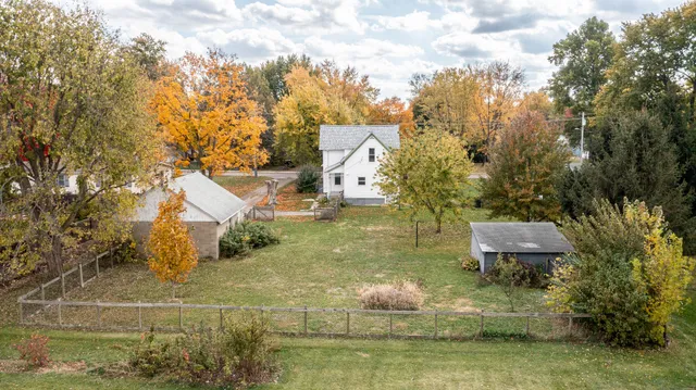 a house that is sitting in the grass
