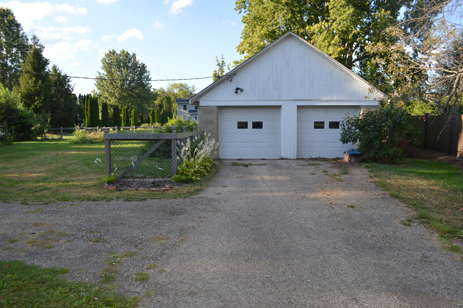 1007 West Farnham Street Princeton, IL 61356 - Photo 27 of 32 a view of a small house with yard and a garden
