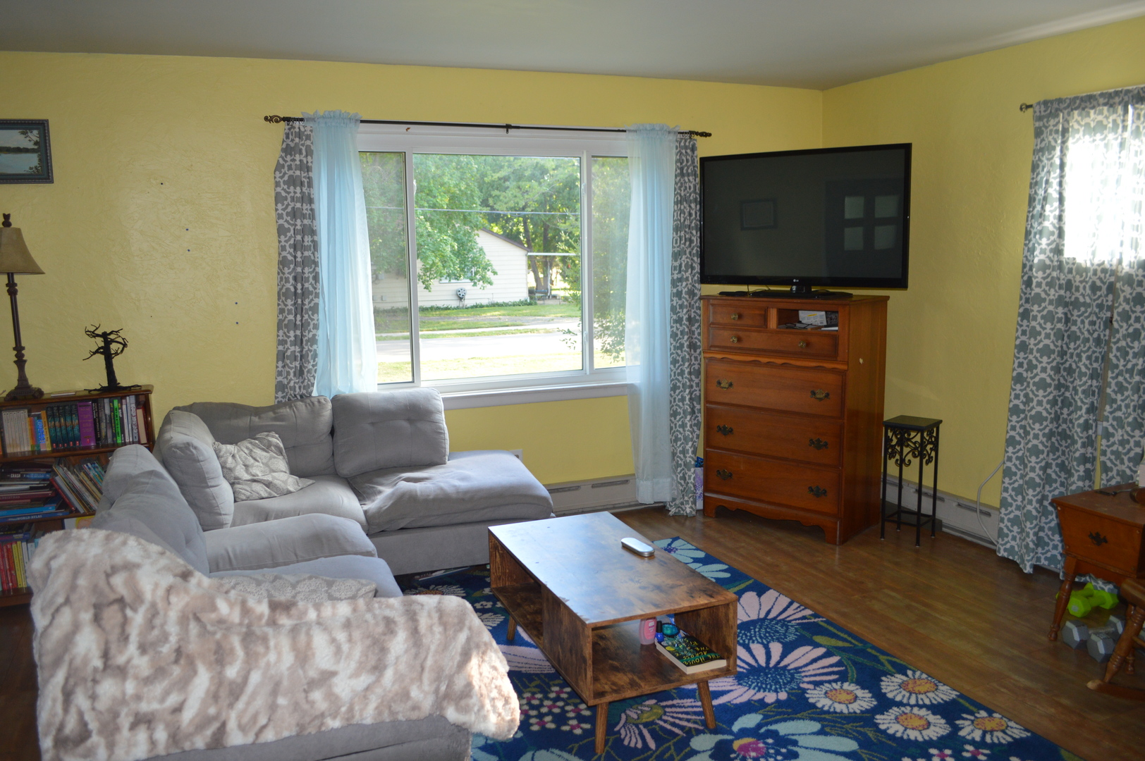 1007 West Farnham Street Princeton, IL 61356 - Photo 7 of 32 a living room with furniture a flat screen tv and a window