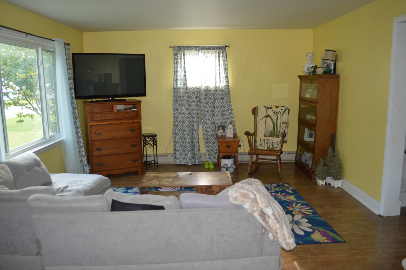 1007 West Farnham Street Princeton, IL 61356 - Photo 9 of 32 a living room with furniture and a flat screen tv