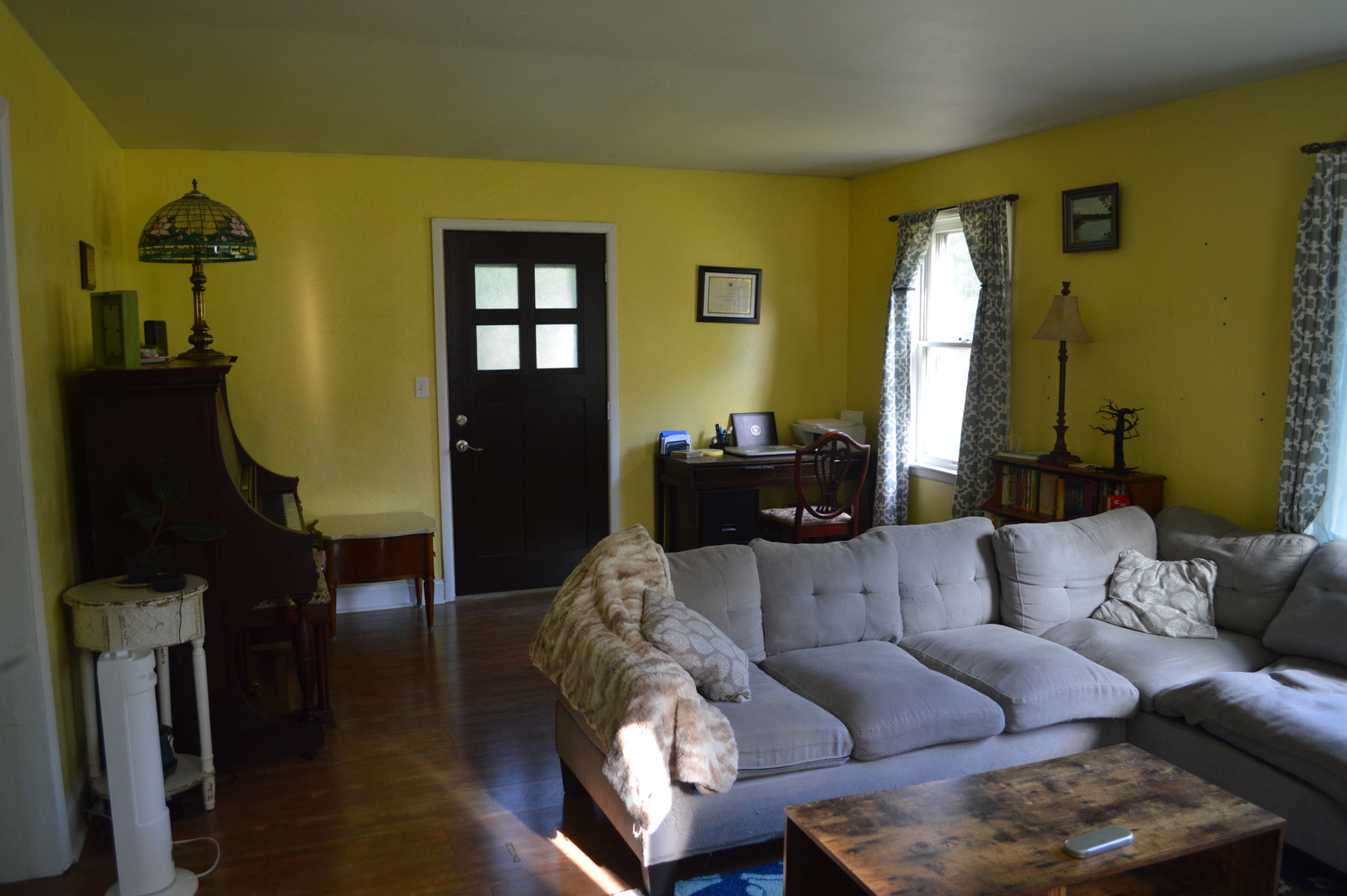 1007 West Farnham Street Princeton, IL 61356 - Photo 10 of 32 a living room with furniture and a fireplace