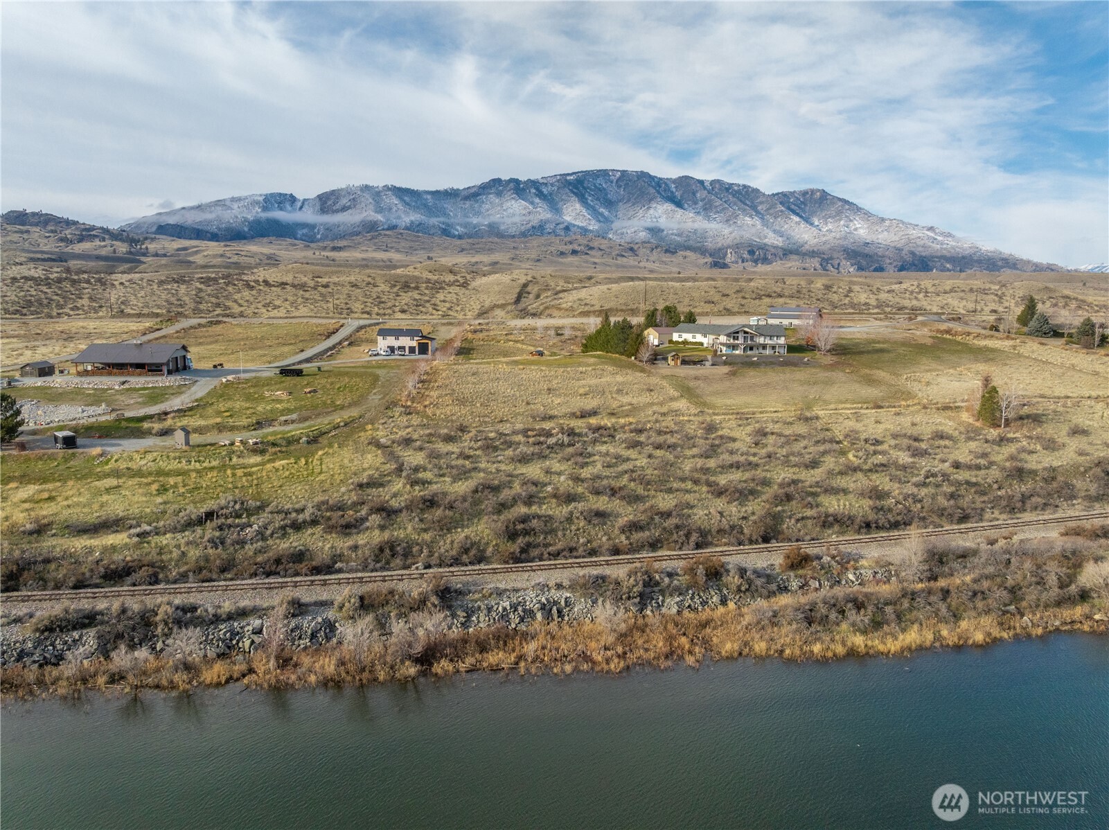 150 Starr Road Pateros, WA 98846 - Photo 16 of 40 a view of an ocean with a mountain