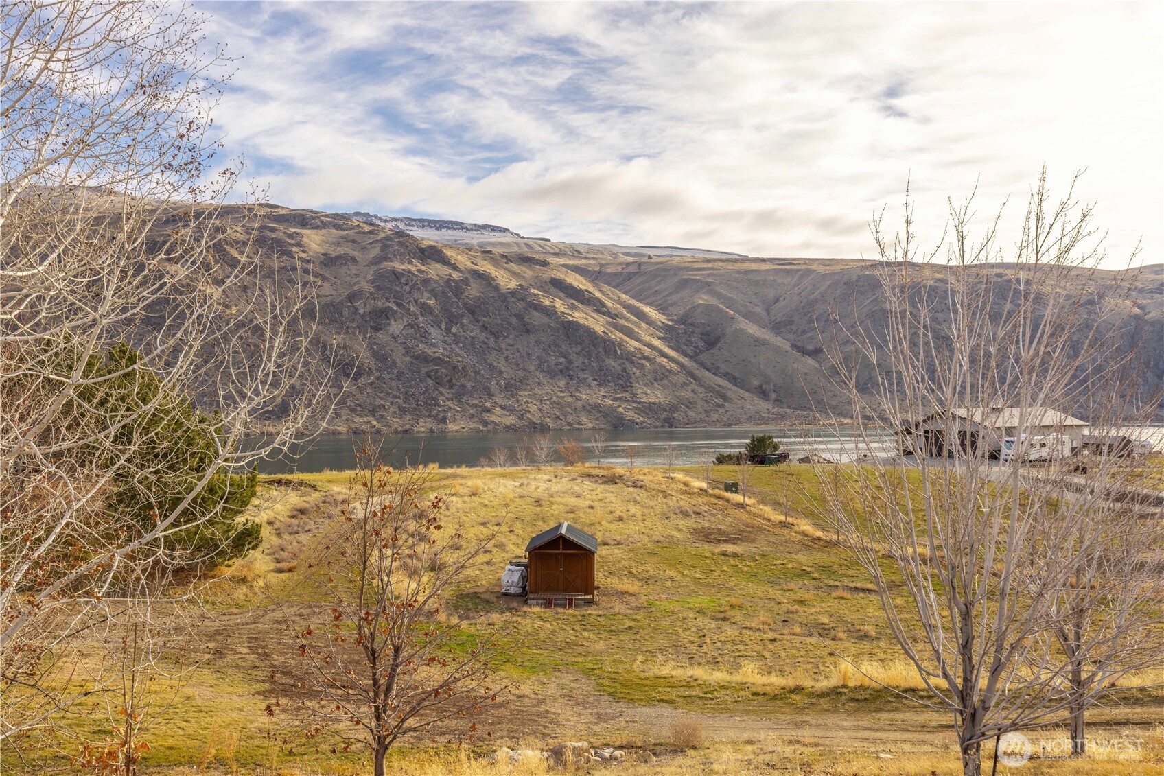 150 Starr Road Pateros, WA 98846 - Photo 36 of 40 a view of an ocean and a mountain