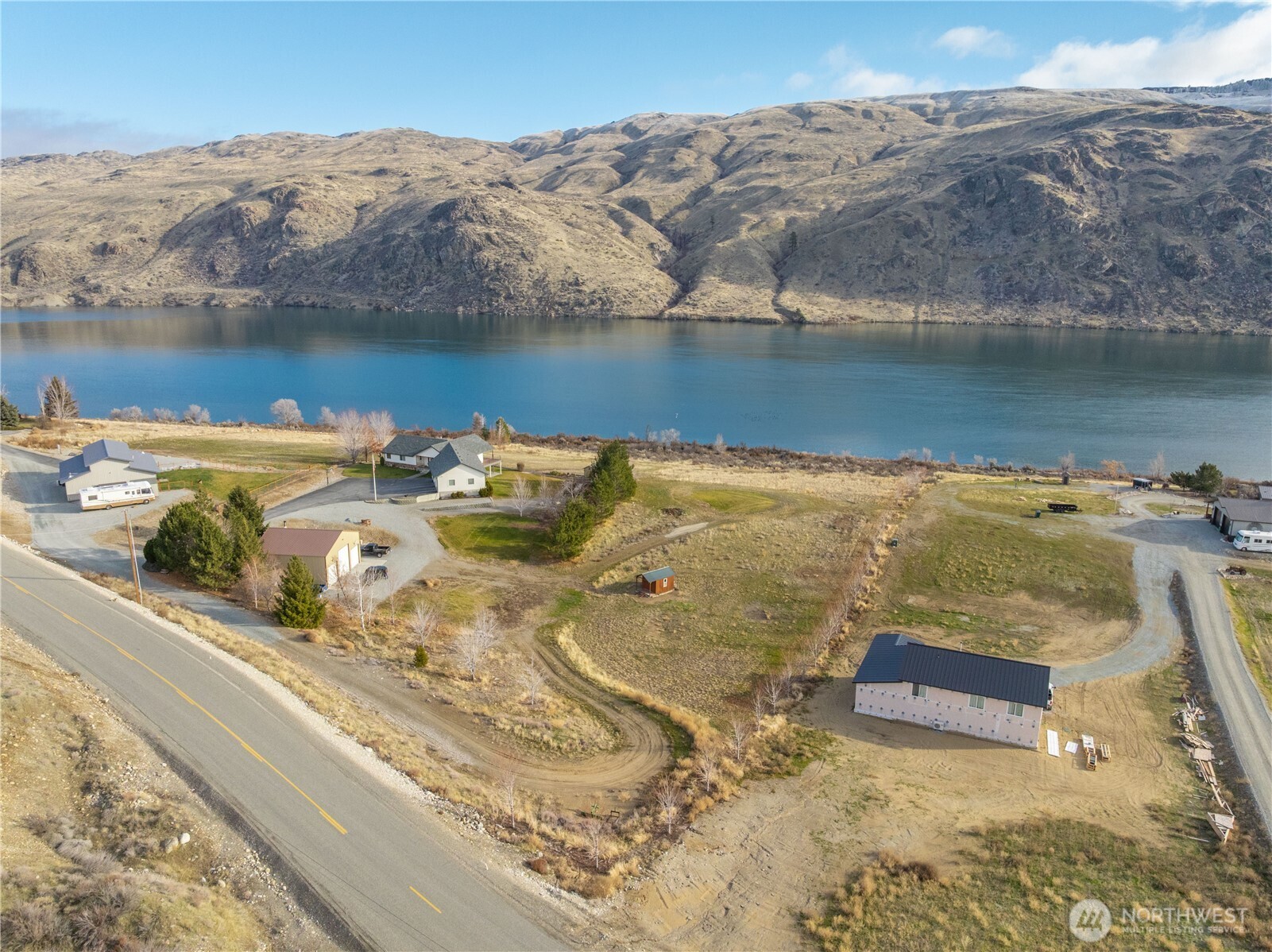 150 Starr Road Pateros, WA 98846 - Photo 39 of 40 a view of a lake with a mountain