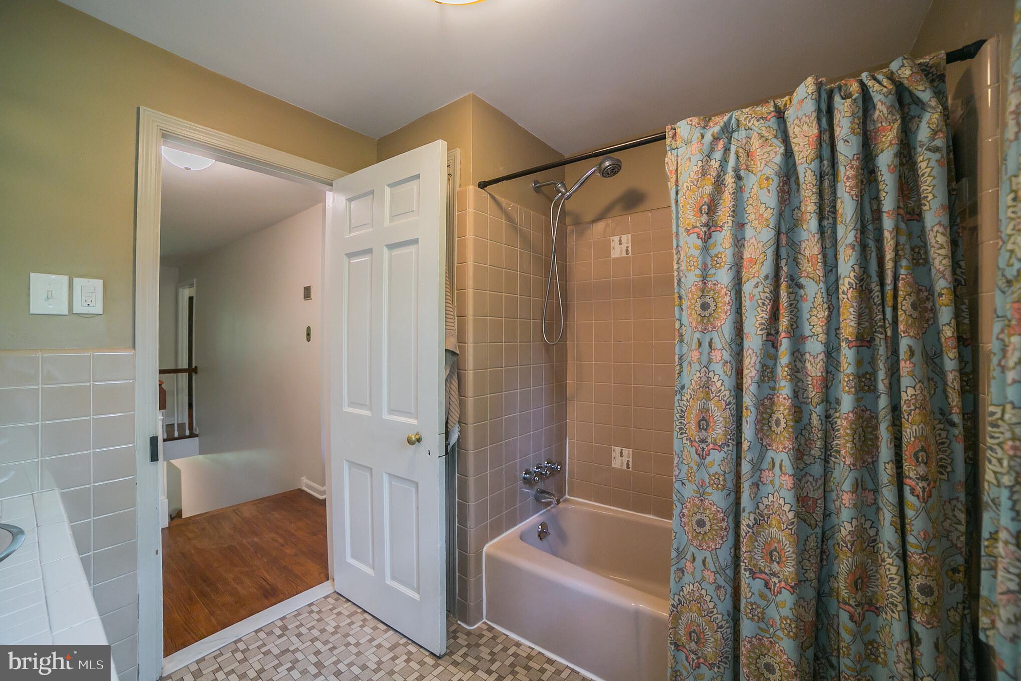 515 Country Club Road Phoenixville, PA 19460 - Photo 23 of 30 Hall bathroom