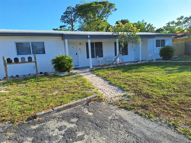 a view of a house with backyard and garden