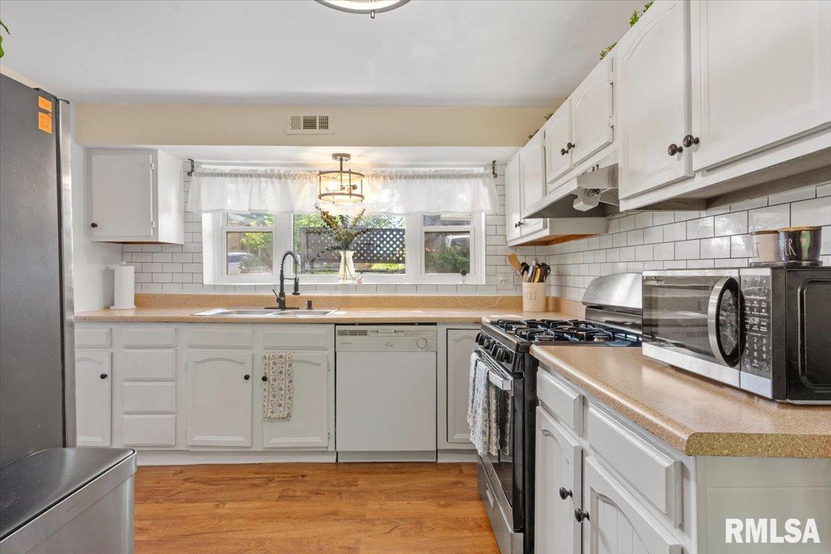 24 Sunny Side Drive Springfield, IL 62702 - Photo 13 of 38