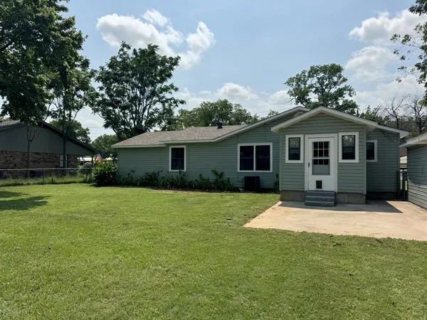 $269,000 | 413 South Oak Street, Paradise, TX 76073