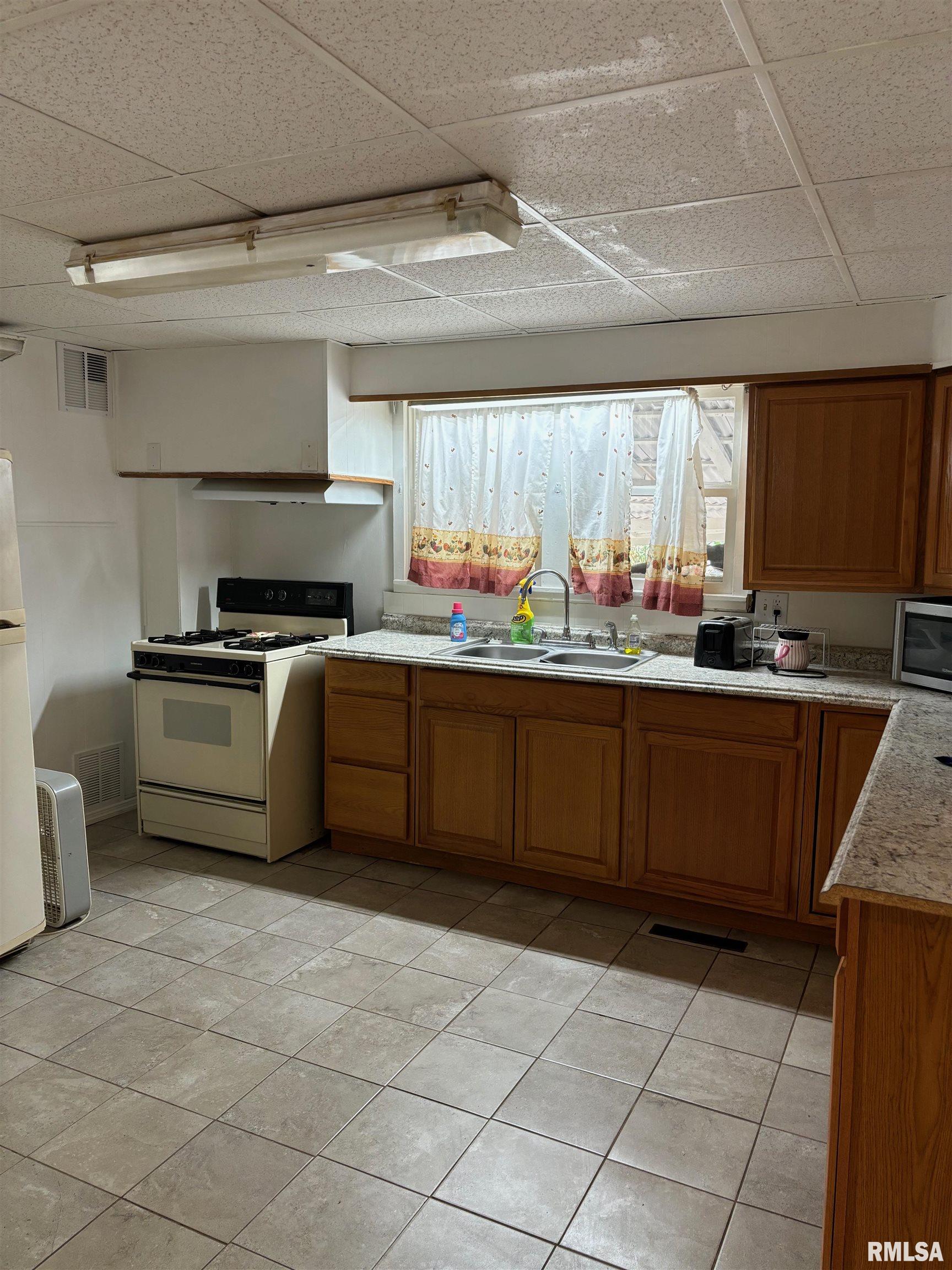 717 Bloomington Road East Peoria, IL 61611 - Photo 4 of 9 Gallery Image 4