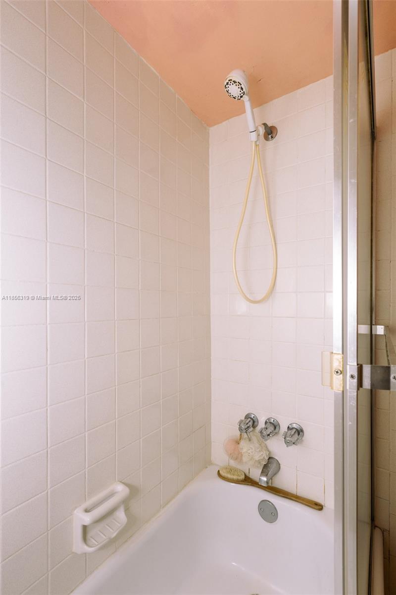619 Northeast 14th Avenue, Unit 507 Hallandale Beach, FL 33009 - Photo 17 of 31 a bathroom with a bath tub