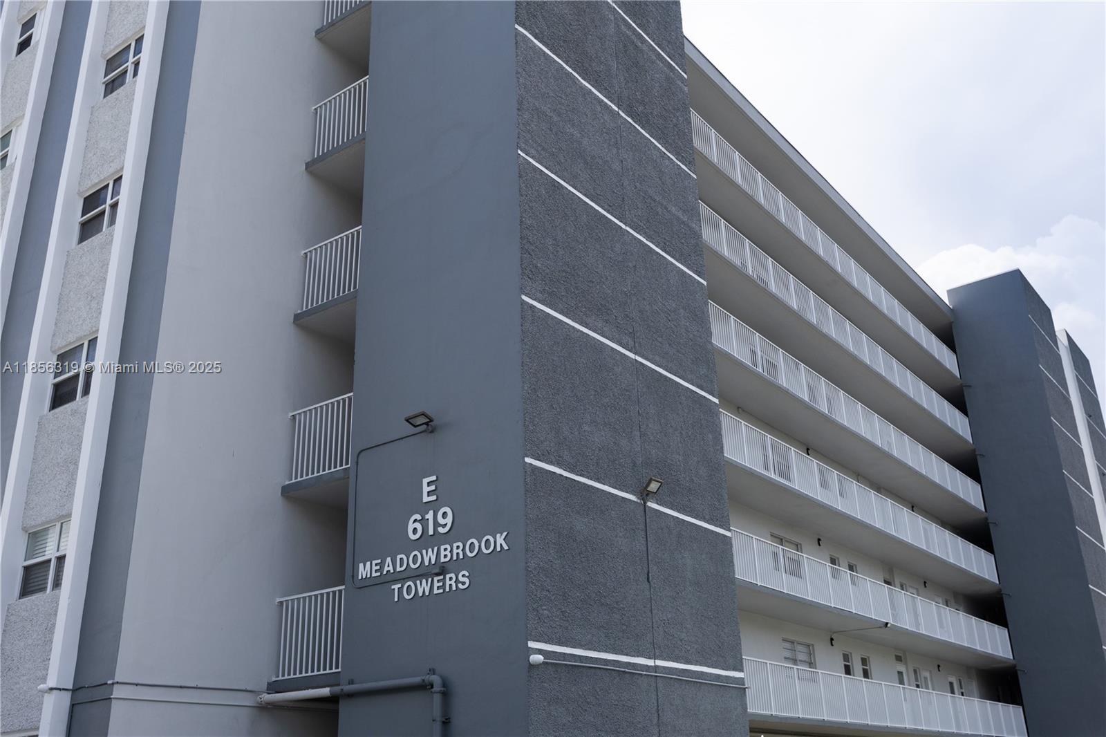 619 Northeast 14th Avenue, Unit 507 Hallandale Beach, FL 33009 - Photo 25 of 31