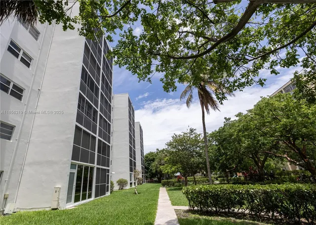 $199,000 | 619 Northeast 14th Avenue, Unit 507, Hallandale Beach, FL 33009