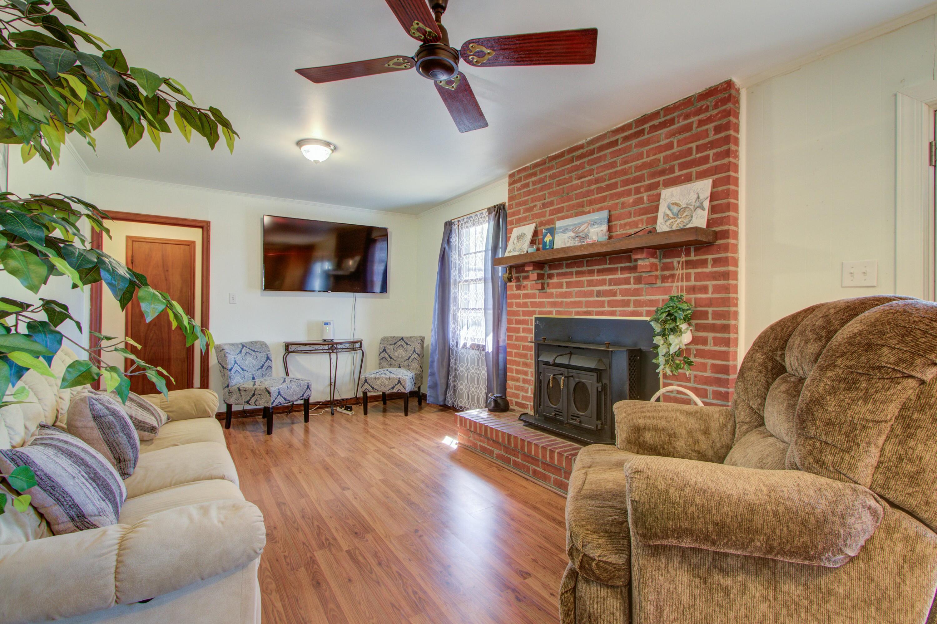 1925 Belgrade Avenue Charleston, SC 29407 - Photo 12 of 29 Living Room