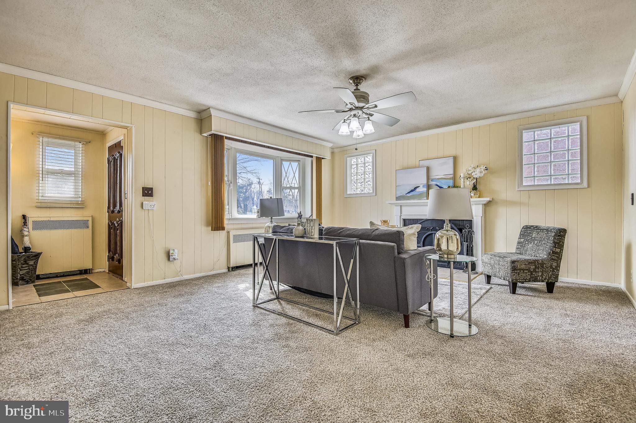 4816 Coleherne Road Baltimore, MD 21229 - Photo 6 of 44 Living Room