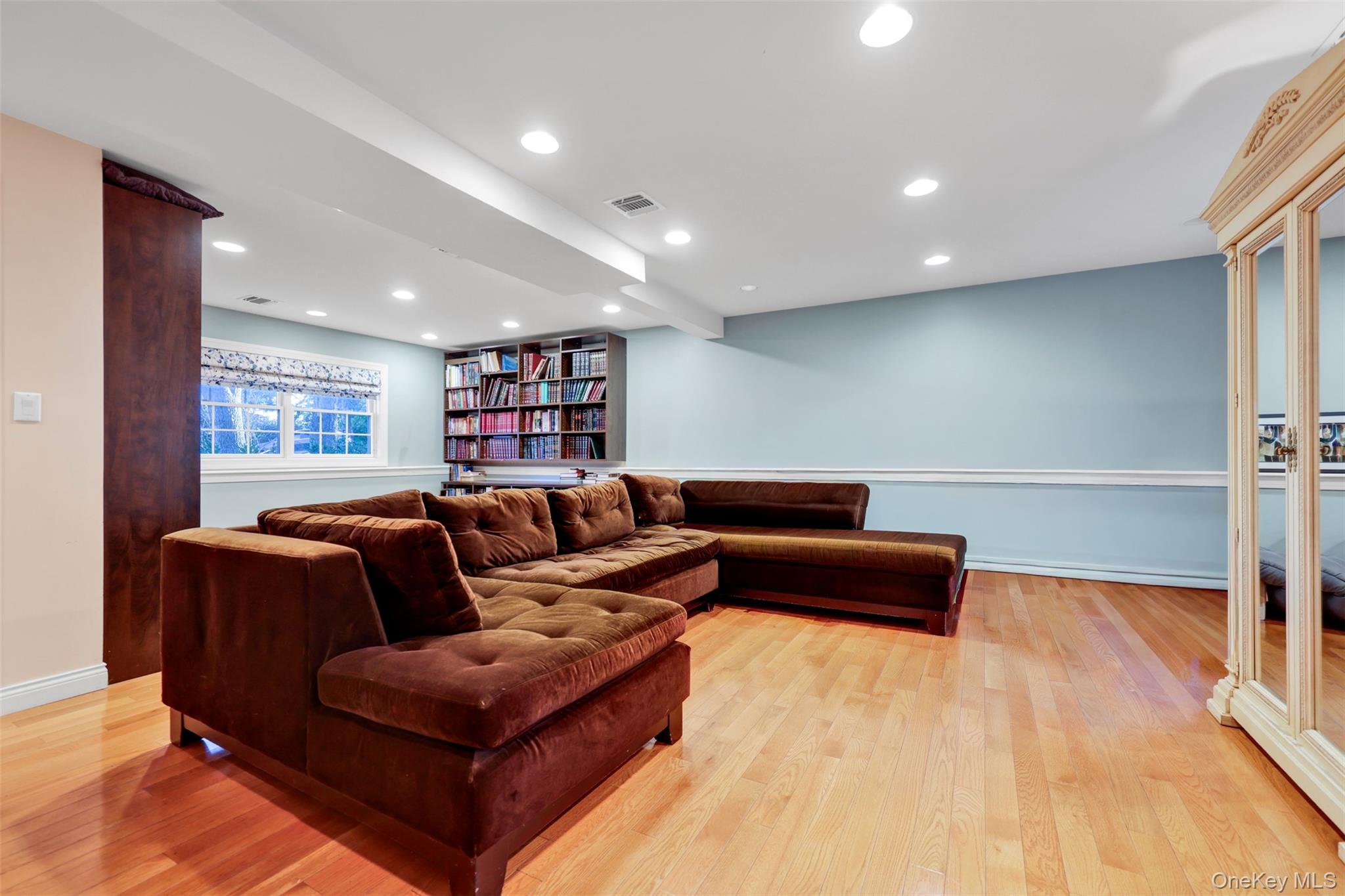 3 Kakiat Lane Spring Valley, NY 10977 - Photo 33 of 44 a living room with furniture