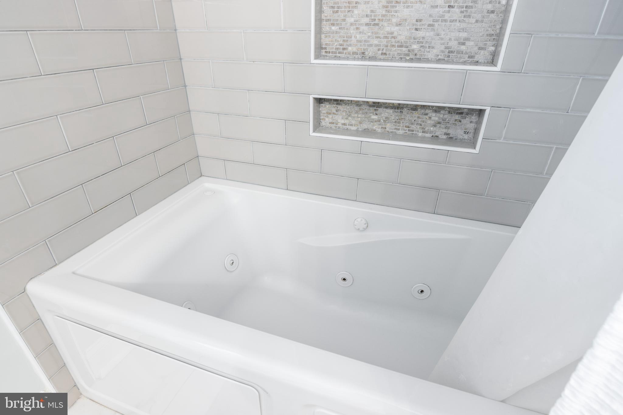 8 Holly Road Pasadena, MD 21122 - Photo 24 of 71 Jetted tub