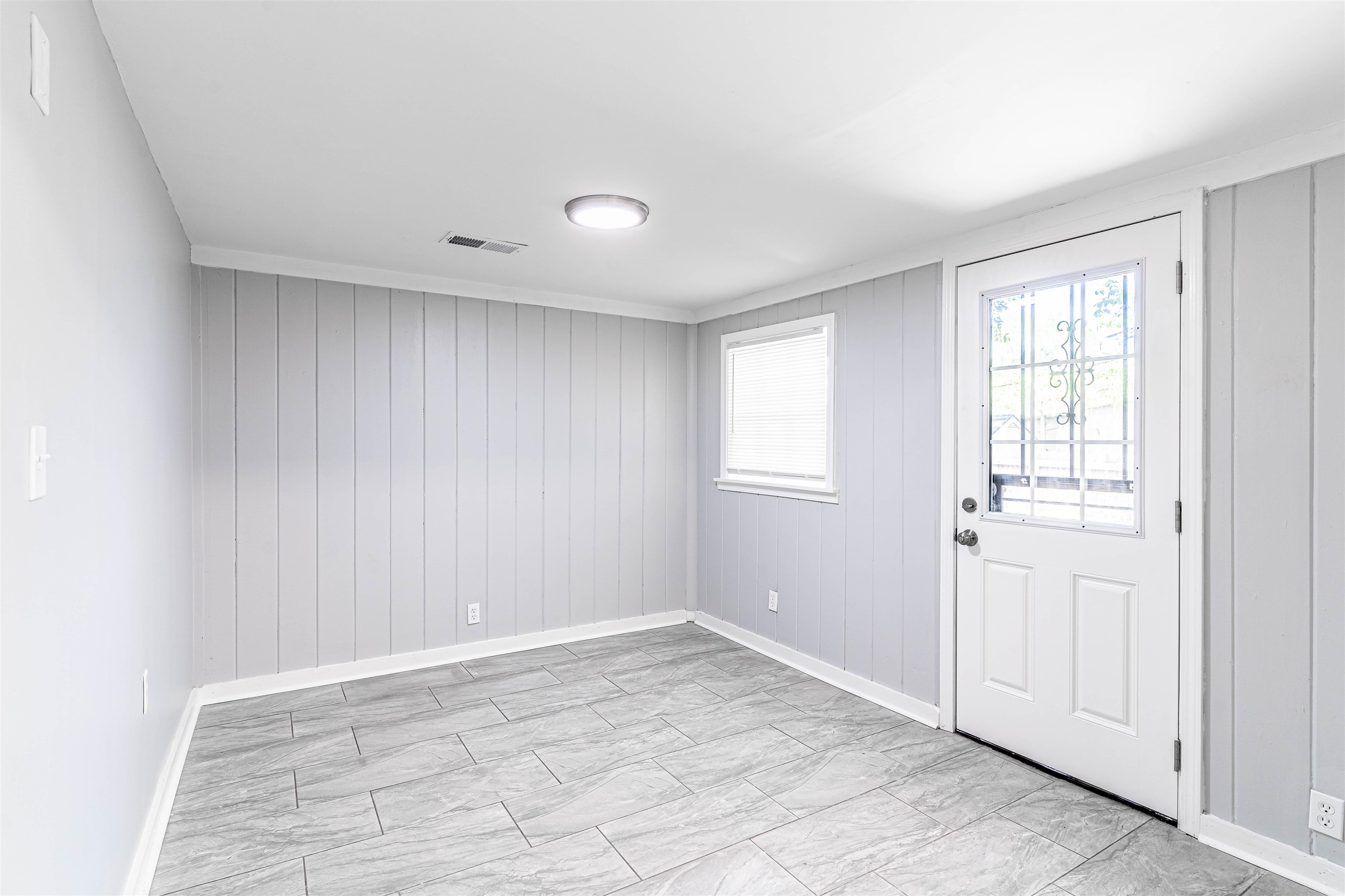 1141 South White Station Road Memphis, TN 38117 - Photo 6 of 9 an empty room with windows