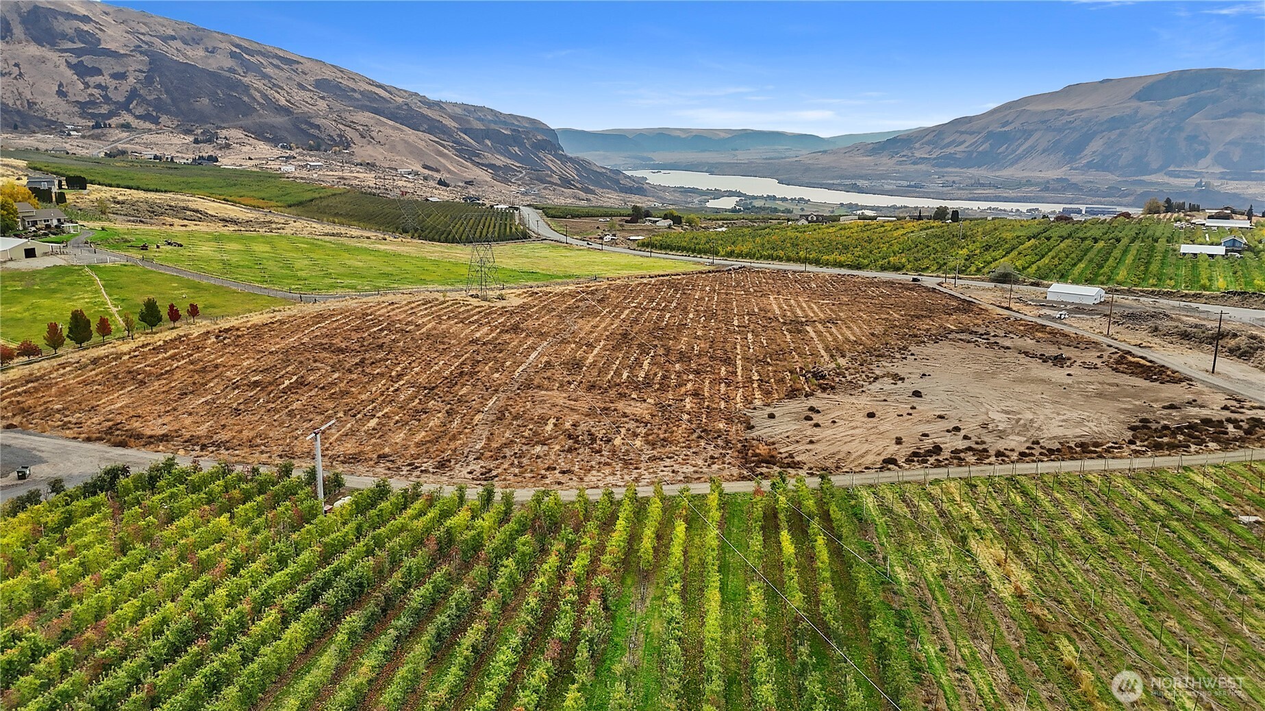 6162 Batterman Road, Unit B East Wenatchee, WA 98802 - Photo 6 of 14 a view of a yard with an ocean