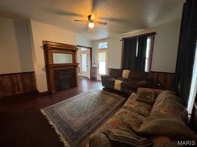 $185,000 | 809 East Main Street, Perry, MO 63462