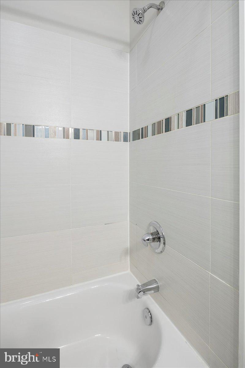 2019 19th Street Northwest, Unit 2 Washington, DC 20009 - Photo 25 of 30 Tub/shower combination